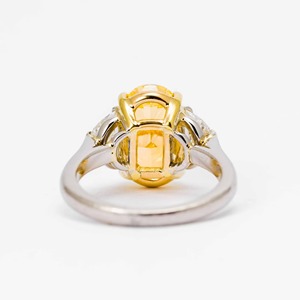 Anillo de Tres Piedras de Diamante Amarillo de Corte Ovalado de 5.00Ct, Oro Blanco de 14K, VS2, Cultivado en Laboratorio, Joyería de Compromiso de Lujo, Estilo de Diseñador - Product Image 4