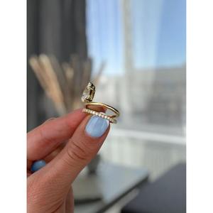 Anillo de compromiso con diamante talla pera y banda doble de pavé redondo en oro amarillo macizo con engaste de puntas para mujer. - Product Image 4