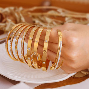 Bracelet jonc tendance en laiton plaqué or 18 carats PVD avec zircons, motif géométrique, serti en canal, personnalisable, cadeau unisexe - Product Image 6