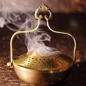 Brûleur d'encens artisanal en laiton, pour une décoration traditionnelle, mettant en valeur une finesse de fabrication et un flux d'arômes exceptionnels - Product Image 1