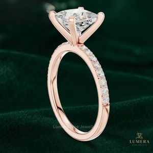 Anillo de compromiso de diamante cultivado en laboratorio Princess, engaste central de cuatro puntas, delicada banda de media eternidad con pavé, anillo de promesa para esposa - Product Image 3