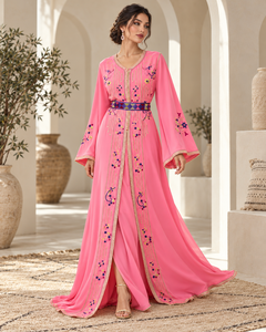 Caftan marocain rose poudré avec manches longues respirantes et ceinture géométrique pour les occasions de fête - Product Image 5