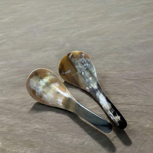 Cuchara Artesanal de Cuerno de Búfalo Natural con Acabado Pulido Espejo, Ecológica, de Mango Largo para Cocina y Comedor, Precio Mayorista India - Product Image 1