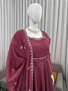 Traje Anarkali Borgoña Bordado, Ropa India y Pakistaní, Vestido de Manga Larga y Dupatta, Corte Holgado, Largo hasta el Tobillo, Tradicional - Product Image 6