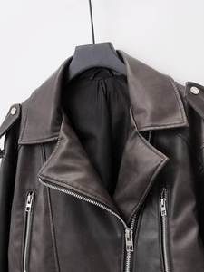 Chaqueta Corta de Cuero Sintético para Mujer, Estilo Motociclista, con Cierre Asimétrico y Cuello Camisero, Precio al por Mayor - Product Image 4