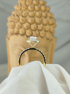 Anillo de Diamantes con Corte Cojín y Diamantes Laterales Brillantes en Oro Amarillo – Una Combinación Brillante de Lujo y Belleza Atemporal - Product Image 6