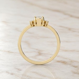 แหวนเพชร U And Me Lab Grown Diamond 2.01 กะรัต ทรงมาร์คีส์ ประดับเพชรสามเม็ด ตัวเรือนทองคำแท้ 14K ของขวัญสุดหรูสำหรับงานปาร์ตี้ - Product Image 5