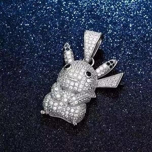 Pendentif moderne plaqué argent avec finition or blanc et breloque en diamant taille ronde pour événements de mode et tenues décontractées - Product Image 2