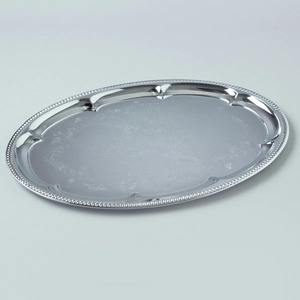 Plateau de service ovale élégant en métal argenté Delong avec motif floral gravé et bordure perlée pour centre de table de salle à manger - Product Image 2