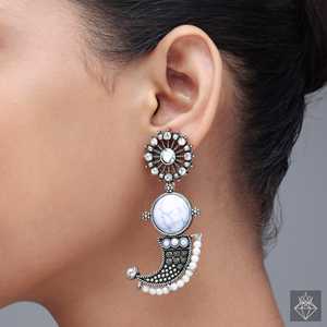 Pendientes de moda con estilo gris Tribal Tusk de PRAO - Product Image 2