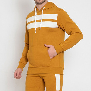 Survêtement unisexe jaune moutarde avec bandes latérales blanches, taille élastique, longueur intégrale, tenue décontractée d'automne, en vente - Product Image 2