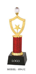 Trophée plaqué or avec colonne rouge et design étoile, modèle 694 A B C, pour récompenses sportives, avec base en bois noir. - Product Image 6