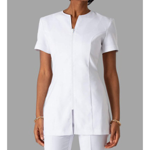 Tunique d'uniforme en polyester respirante noire à manches courtes et fermeture éclair sur le devant pour femmes, avec logo personnalisé, idéale pour les salons et les spas - Product Image 3