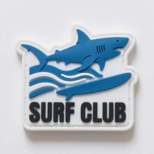 Patch en caoutchouc thermocollant personnalisé en PVC souple, style dessin animé 3D, pour accessoires vestimentaires et chapeaux, avec logo en relief - Product Image 3