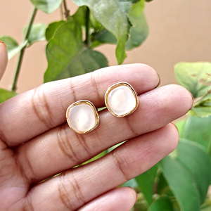 Pendientes de tuerca de piedra lunar blanca con forma de cojín, chapados en oro de 18k, estilo geométrico, para uso diario, para niñas, venta al por mayor - Product Image 3