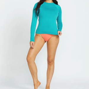 เสื้อแรชการ์ดแขนยาวสำหรับผู้หญิง ป้องกันแสงแดด UPF 50+ แห้งเร็ว เหมาะสำหรับเล่นเซิร์ฟ รับสกรีนโลโก้ เสื้อว่ายน้ำรัดรูป ขายส่ง - Product Image 2