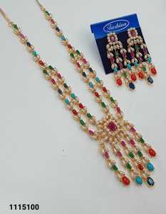 Conjunto de Collar Largo con Piedras Multicolores Vibrantes y Perlas, Joyería Tradicional India con Acabado Mehndi y Pendientes Jhumka con Cuentas para Mujer - Product Image 1