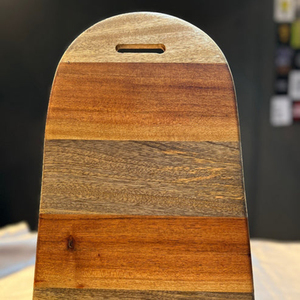 Tabla de cortar de madera arqueada con rayas horizontales multicolor y asa rectangular integrada para cortar verduras - Product Image 3