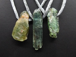 Pendentif en Kyanite Verte Naturelle Brute Perforée Latéralement - Trou de 3MM - Pierre Libre - Collier Perlé - PMEGEMSBEADS Modèle CJ 40-50MM - Product Image 4