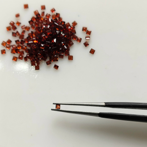 โกเมนสีแดงธรรมชาติ 1.5 มม. ทรงสี่เหลี่ยมเจียระไนแบบสเต็ปคัท คุณภาพดีที่สุด รับสั่งทำตามแบบ สำหรับทำเครื่องประดับ - Product Image 1