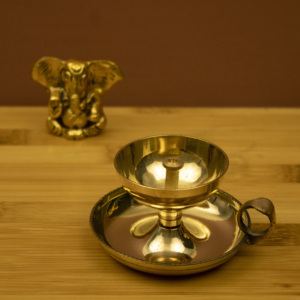 Lampe à huile traditionnelle Aarti Diya en laiton avec poignée en forme de plateau, artisanale, pour Pooja Thali Deepam - Product Image 5