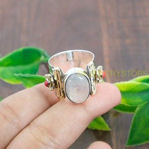 แหวนเงินแท้ 925 ประดับมูนสโตนสีรุ้งไฟฟ้าสีน้ำเงินและปะการังสีแดง พร้อมวงแหวนทองเหลือง แหวนทำมือแบบตอกลายสำหรับเครื่องประดับมูนสโตน - Product Image 2