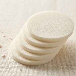 ฟองน้ำแต่งหน้าทรงกลมสีขาว 5.3 ซม. SBR สำหรับรองพื้นแบบเปียก/แห้ง แป้งอัดแข็ง ยี่ห้อ [K-ESSENTIALS] - Product Image 3