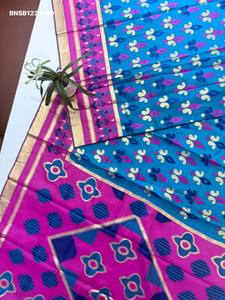 Sari en soie PochamPally pour occasions spéciales avec motif tissé Meena et Zari sur toute la surface - Collection Saree Love avec pallu contrastant et blouse - Product Image 2