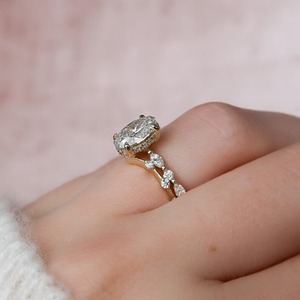 แหวนเพชรเพาะเลี้ยงในห้องปฏิบัติการ 2.15 กะรัต ชุดแหวนหมั้นทองคำขาว 14K พร้อมแหวนแต่งงานโค้งมน แหวนสัญญา แหวนครบรอบ ได้รับการรับรองจาก IGI - Product Image 2