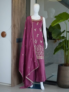 Robes de mariée et ensembles de salwar kameez pour femmes, dernières créations, pour les occasions spéciales, disponibles à prix abordable en provenance d'Inde. - Product Image 4