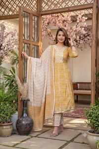 Ensemble ethnique décontracté traditionnel indien pour femmes, en coton imprimé couleur moutarde, coupe ample, longueur genou, avec dupatta, robe pour Diwali - Product Image 4