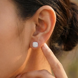 Fournisseur en gros de boucles d'oreilles clous en diamant rond brillant avec halo, en argent sterling 925, élégantes pour mariage, fête et usage quotidien - Product Image 6