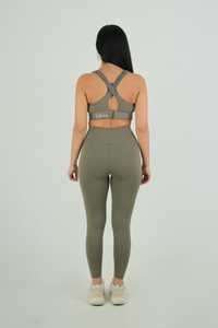 Ensemble de yoga trois pièces haut de gamme pour femme : Leggings sans couture taille haute, soutien-gorge de sport, veste légère zippée, tenue de fitness respirante, personnalisable - Product Image 2
