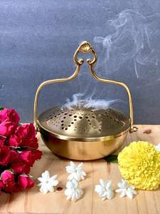 Brûleur d'encens en laiton à succès avec découpes en forme d'étoile et design élégant pour la décoration intérieure et l'aromathérapie - Product Image 4