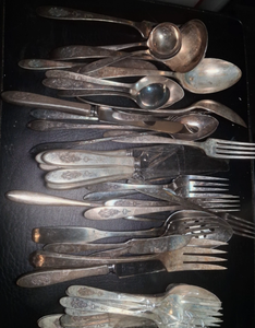 Ensemble de couverts vintage en métal poli mat avec fourchettes, cuillères et couteaux, design résistant à la rouille, pour mariage, usage mixte et repas - Product Image 6