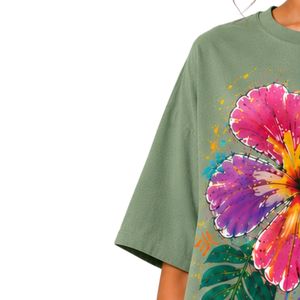 Camiseta Extra Grande para Mujer en Color Verde Salvia con Estampado Gráfico de Flores de Hibisco Coloridas, Camiseta Casual de Algodón para Verano, Personalizada OEM ODM al por Mayor - Product Image 3