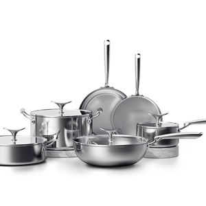 Cacerola poco profunda con diseño clásico, ideal para hornear y servir, resistente a arañazos. - Product Image 1