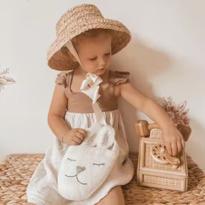 Téléphone jouet pour enfants en rotin naturel. Fabriqué au Vietnam, un jouet sûr pour les bébés. - Product Image 2