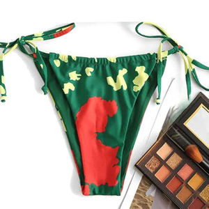 Conjunto de bikini con estampado floral para mujer, top halter, parte inferior con lazo lateral, traje de baño elástico de poliéster y spandex - Product Image 3