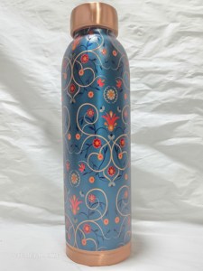 Bouteille d'eau en cuivre de qualité supérieure 1000 ml avec un élégant motif floral bleu et un bouchon anti-fuite - Récipient ayurvédique de 1 litre - Product Image 3