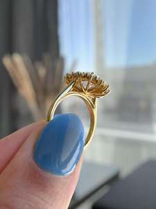 Anillo de Compromiso con Moissanita Cultivada en Laboratorio, Corte Ovalado de 2.5 Quilates |   Joyería Clásica para Mujer en Oro Sólido de 14k con Doble Halo y Engaste de Garras, Estilo Vintage - Product Image 5