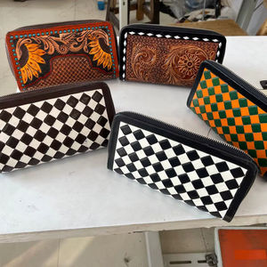 Cartera Larga de Cuero Genuino Occidental Hecha a Mano con Cremallera – Cartera Larga de Piel de Vacuno Grabada y Tejida para Hombres y Mujeres - Product Image 1