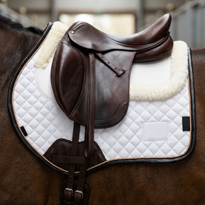 Tapis de selle carré matelassé en coton pour dressage équin, confortable, antidérapant, durable, avec mousse de 18 mm, doublure en maille respirante et bordure en fourrure de vison - Product Image 6