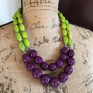 Collier artisanal en résine et perles de bois, rond, rustique, bijou statement, orange-brun, artisanat naturel - Product Image 6