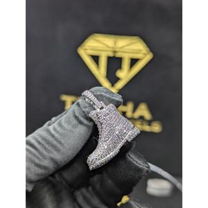 จี้รองเท้าบูทประดับเพชรโมอิสซาไนต์ VVS เงินแท้ 925 สไตล์ฮิปฮอป จาก Trisha Jewels - Product Image 1