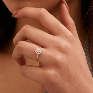 Bague de fiançailles pour femme en or massif 18 carats avec diamants en grappe, taille brillant rond, style classique - Product Image 3