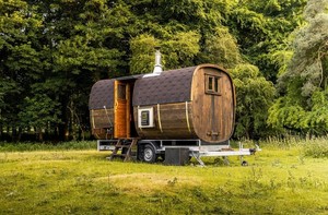 Sauna Móvil Montada <span class=keywords><strong>en</strong></span> Remolque, Sauna de Barril de Madera Oscura Resistente a la Intemperie con Chimenea y Escalera para Glamping y Eventos - Product Image 5