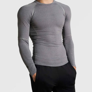 เสื้อแรชการ์ดแขนยาวสีเทาสำหรับผู้ชาย แห้งเร็ว ผลิตจากโพลีเอสเตอร์ เหมาะสำหรับกิจกรรมกลางแจ้ง - Product Image 1