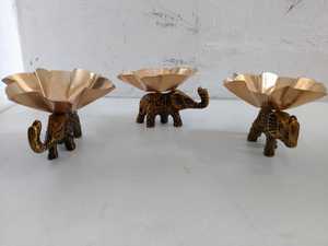 Granza tradicional y encanto divino para tu hogar con este portavelas de elefante de latón antiguo que combina la elegancia india real. - Product Image 2