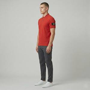 Camiseta Personalizada OEM para Hombre, Estilo Urbano, Algodón Rojo, Manga Corta, Borde sin Rematar, Aplique con Logotipo de Estrella de Cuatro Puntas, Antiarrugas - Product Image 6